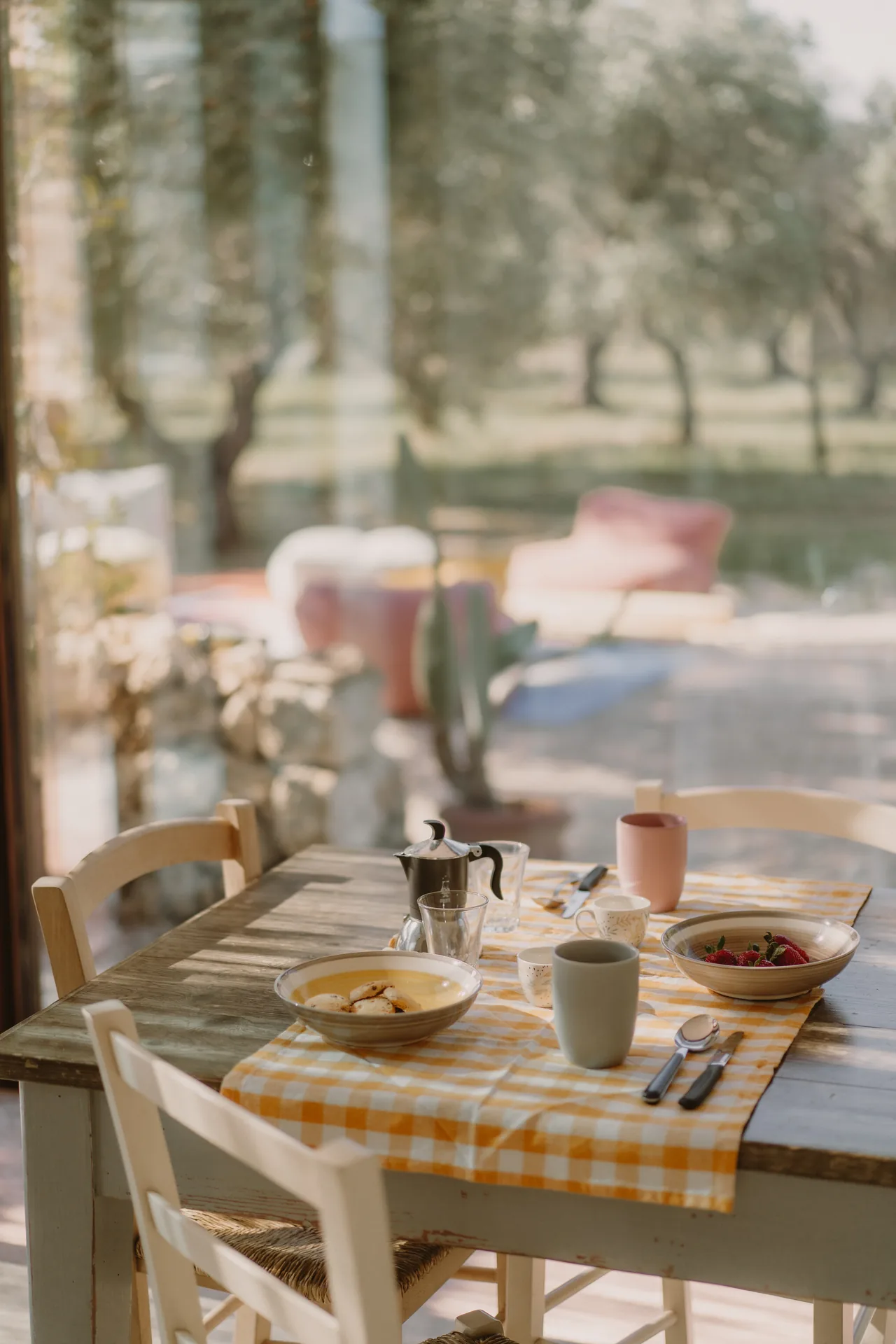 Breakfast with the moka pot on the table facing the garden