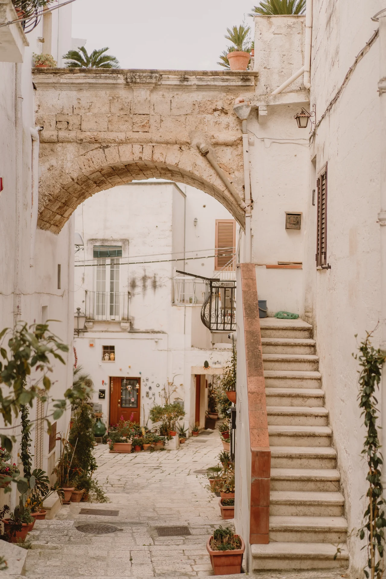 Stone arch and quiet lane in Maruggio