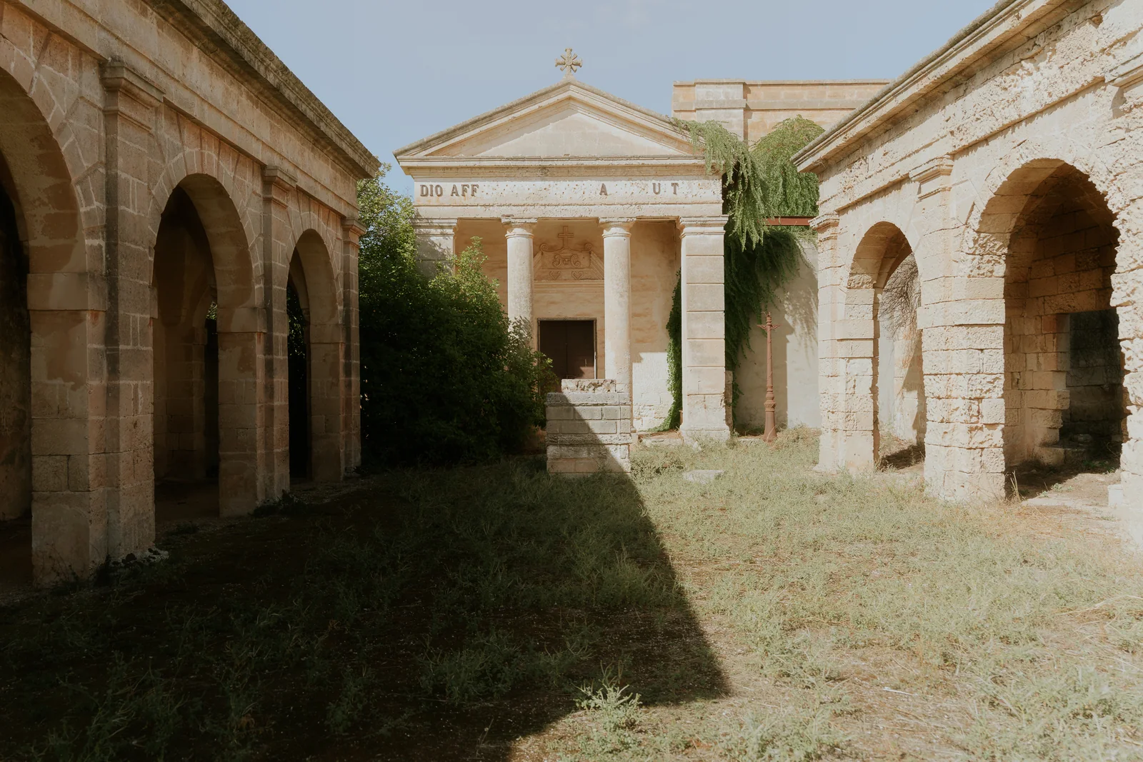 The porticoed courtyard of Villa Montoto, with arches and a small temple